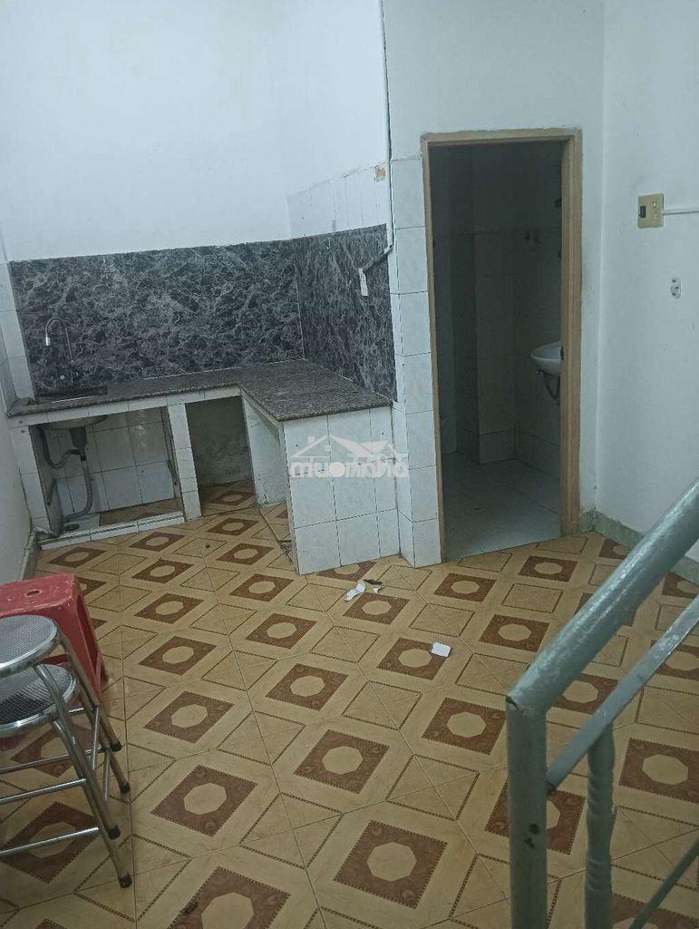 Nhà gần chợ trận trụ