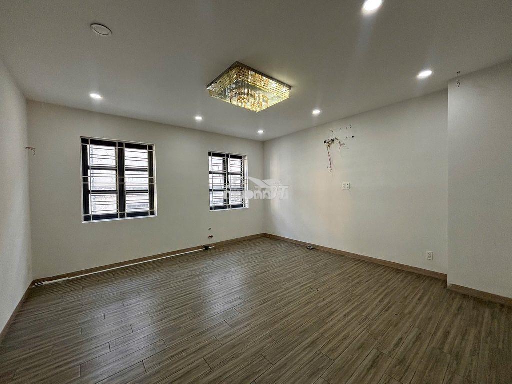 Nguyên sàn lầu 1 có thang máy máy lạnh giá 12tr - 2