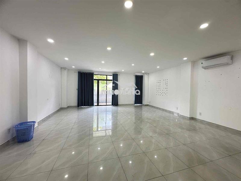 Văn phòng tầng 2 7x15m sàn có hầm để xe, gần công viên giá 13tr