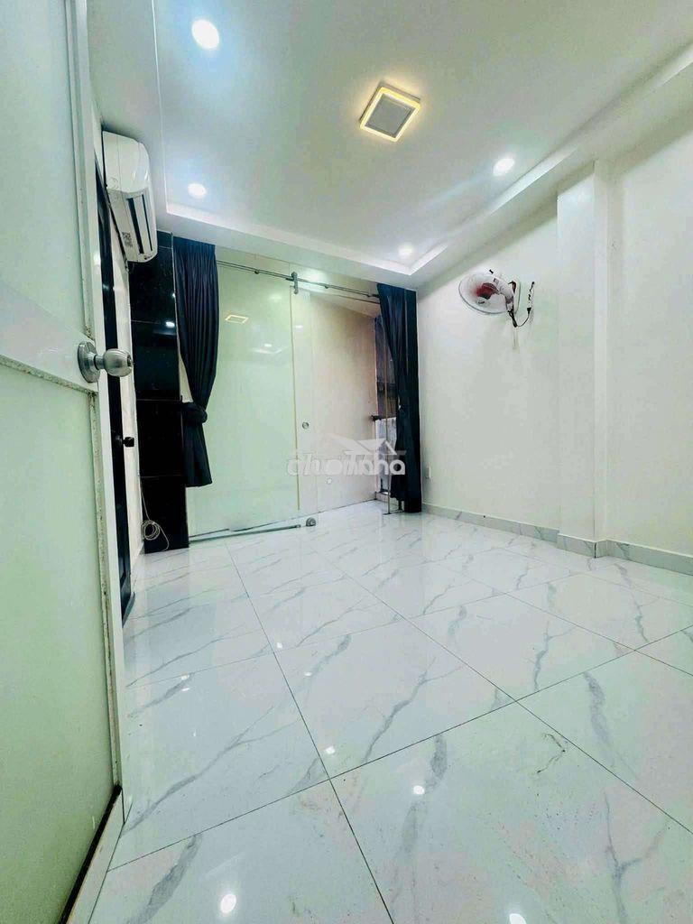 Cho thuê phòng lầu 1. đường huỳnh văn bánh, phường 11.quận phú nhuận 