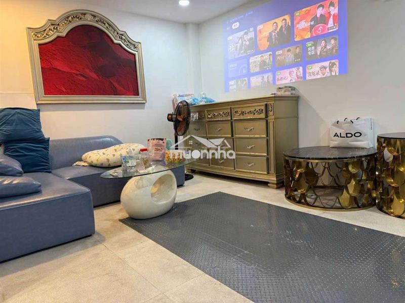 Nhà ngang 8m dài 5m, hẻm xe hơi, nội thất cao cấp, phù hợp ở gia đình