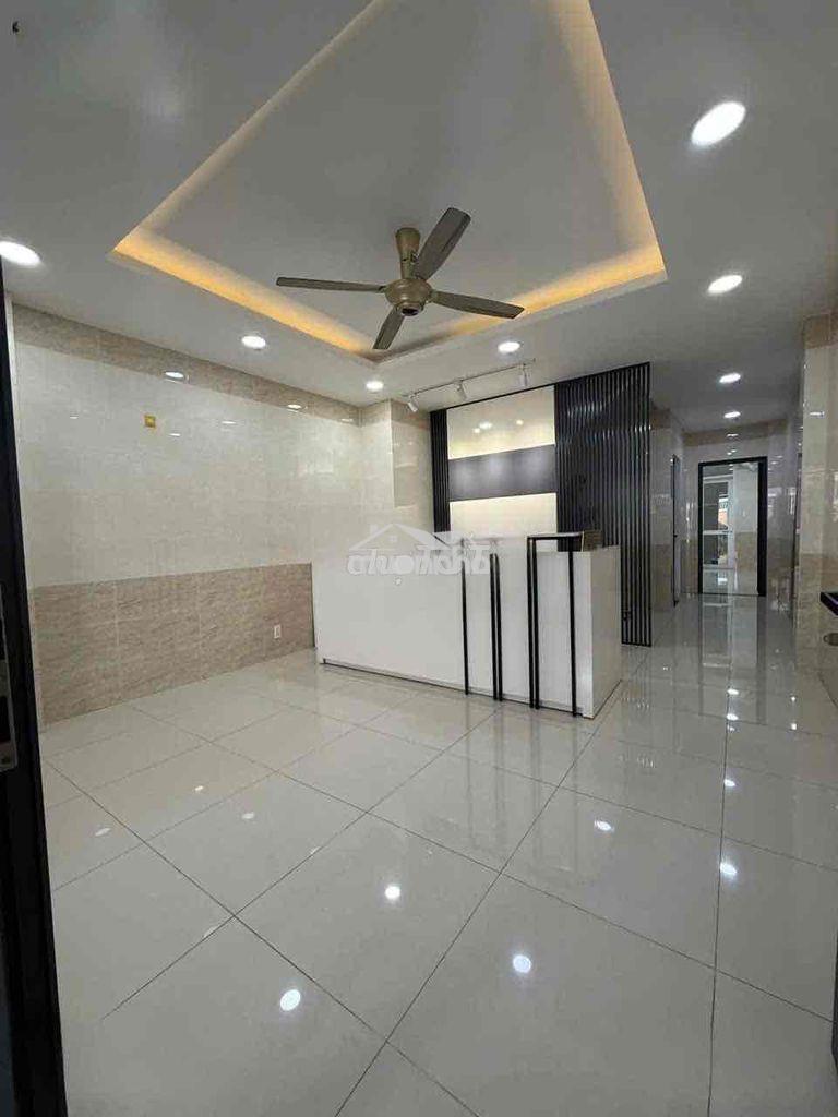 Nhà rộng ngay bến xe miền đông (cũ), có sân đậu oto trong nhà.