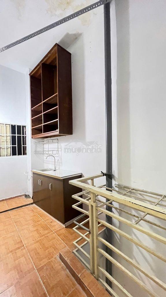 Chính chủ cho thuê phòng ban công tách bếp thông thoáng giá 3tr4