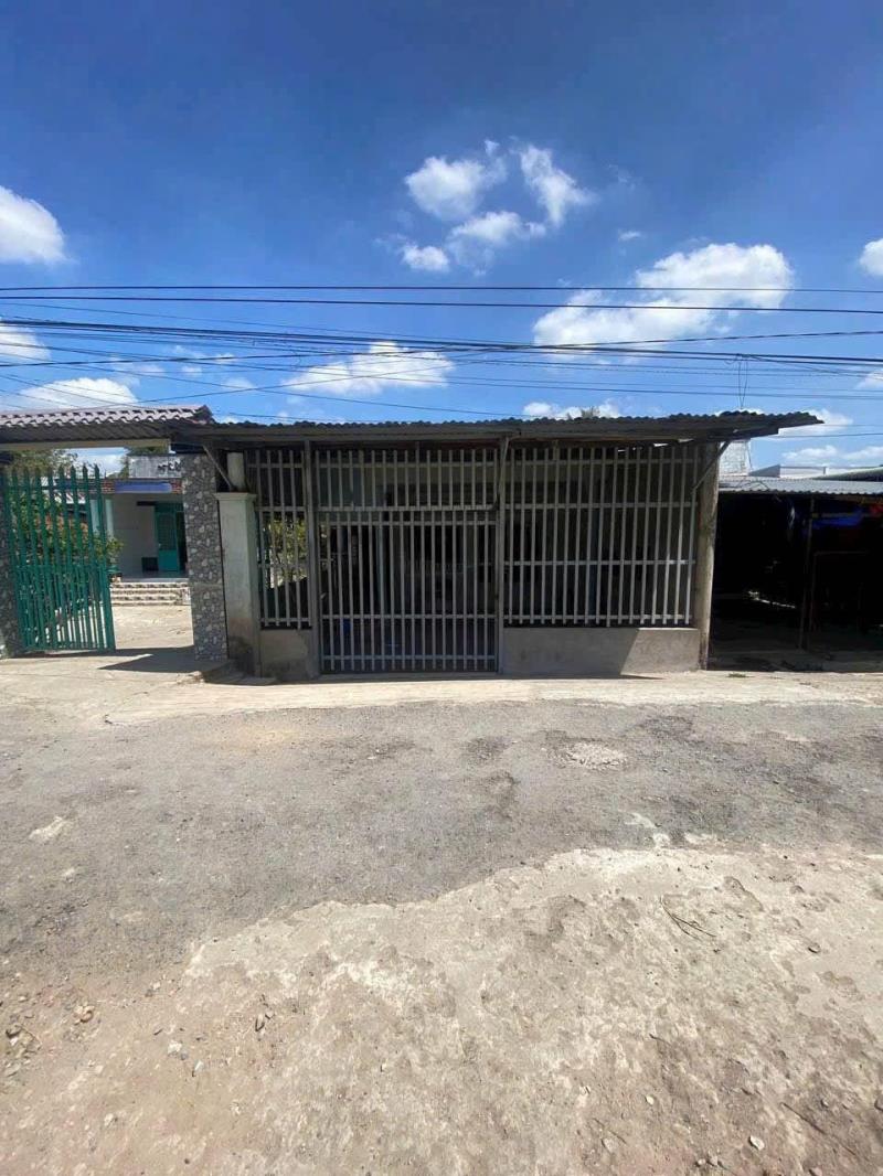 Cần bán nhà đường ô tô rộng ở củ chi tân phú trung dt 134m2 giá 900 triệu sổ sách đầy đủ