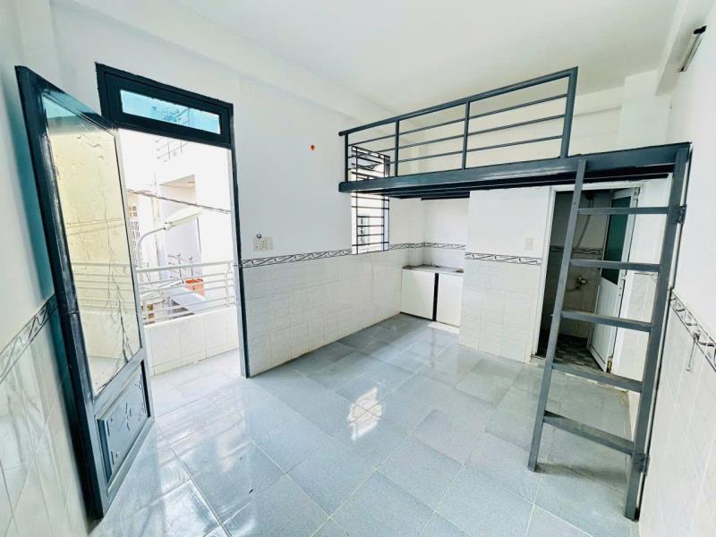 Phòng bancol cửa sổ thoáng mát ngay đại học văn lang
