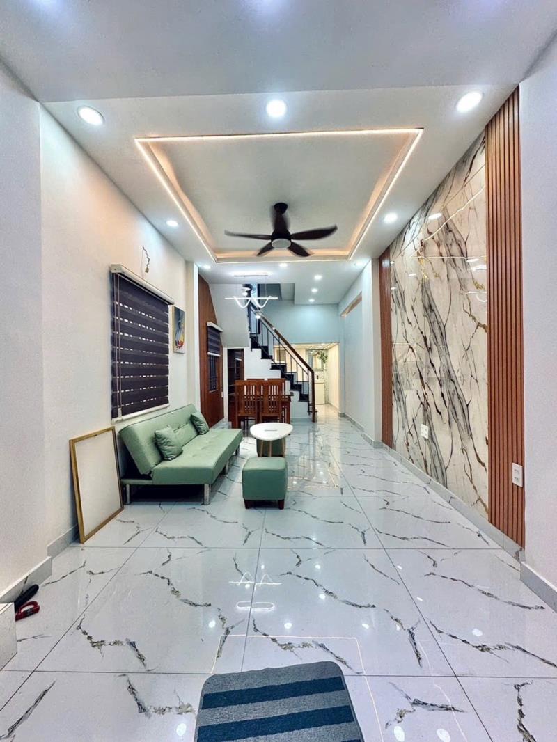 Bán nhà mới 3 tầng - 3 phòng ngủ - gần chợ phạm văn bạch - ở ngay