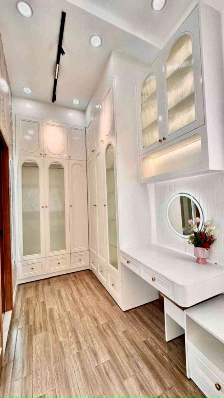 Mặt tiền nhà gần như đẹp nhất hẻm, hẻm an ninh yên tĩnh ít hộ dân, vài chục mét là ra đường chính - 4