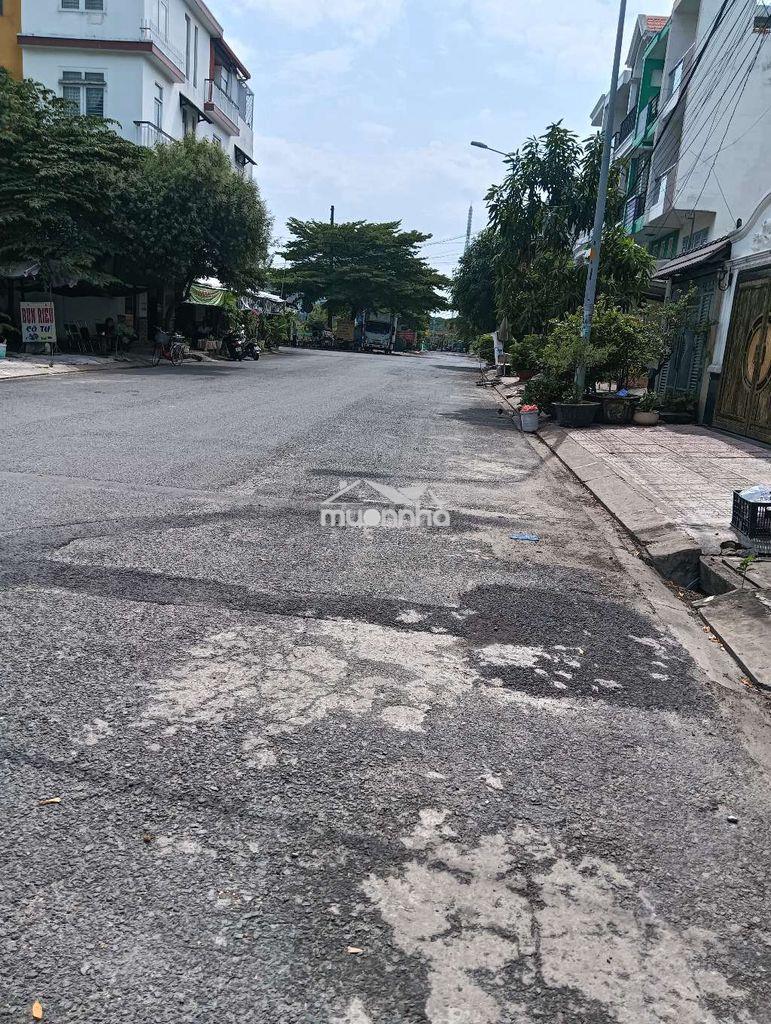 Nhà cao đẹp nền gạch men - 3