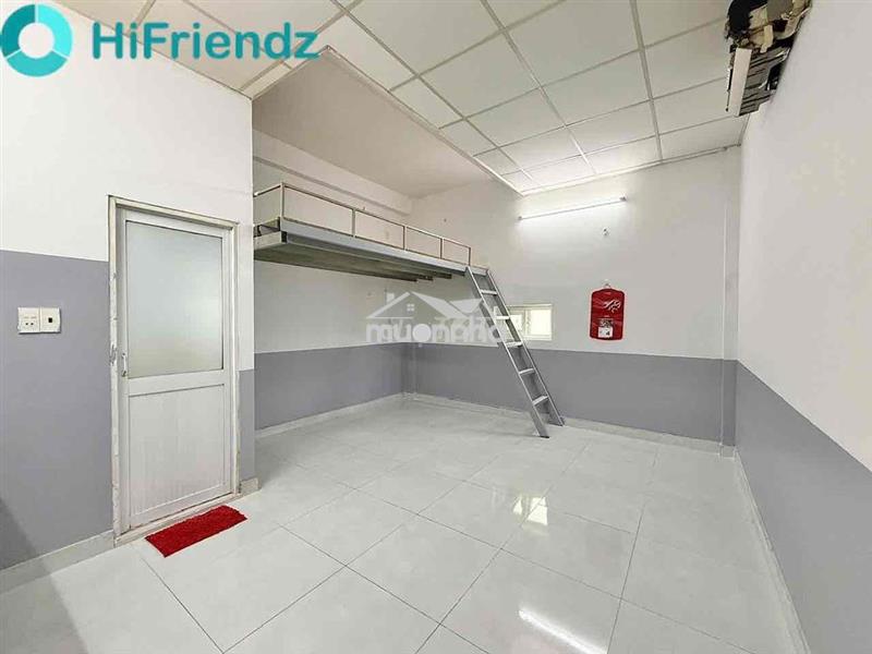 Phòng có gác cao 2m  siêu rộng ngay ngã tư bốn xã