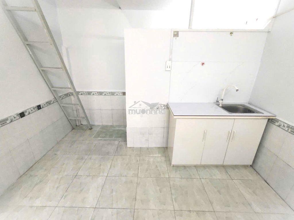 Phòng trệt sẵn máy lạnh dọn vào ở ngay giá chỉ 2tr700 - 4