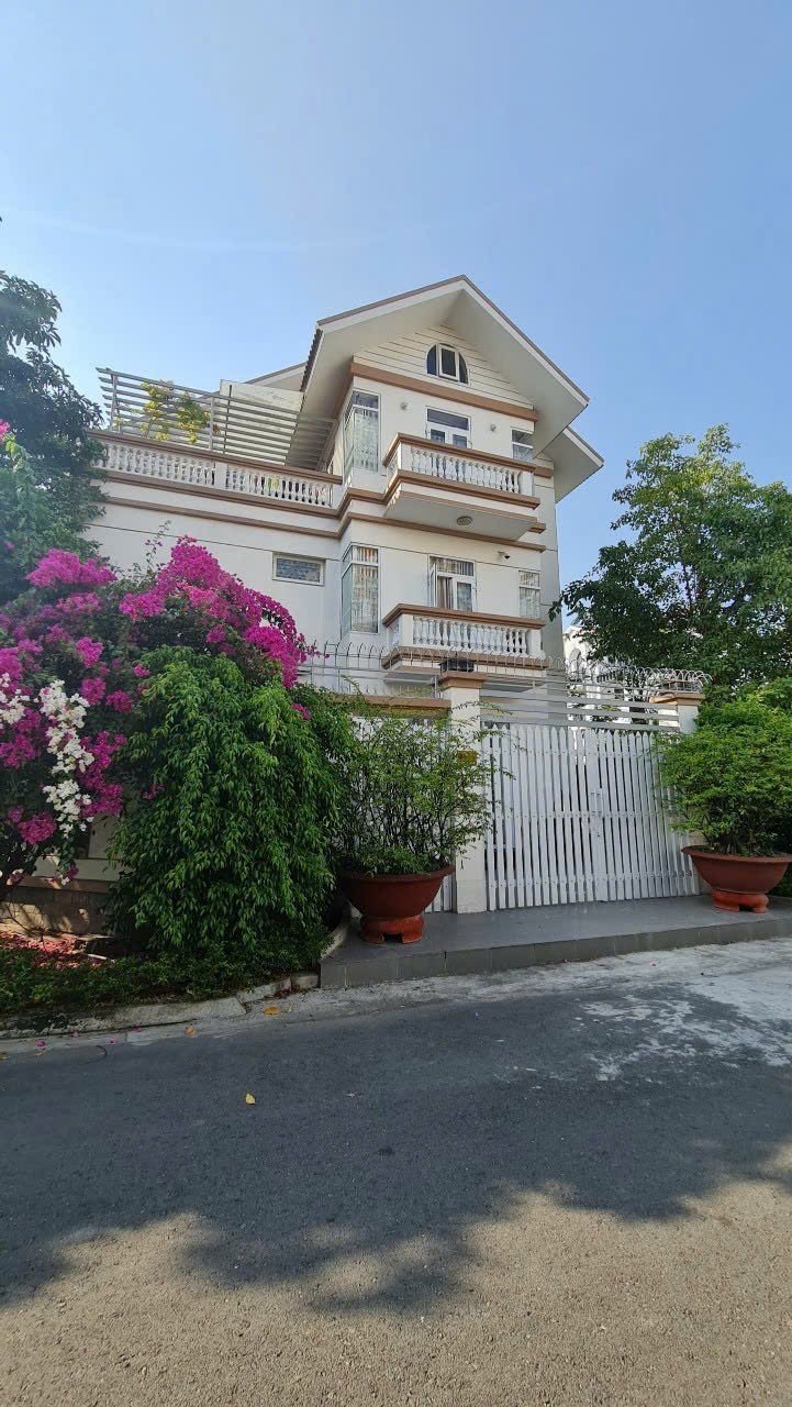 Hiếm ! biệt thự góc 3 mặt tiền, 3 tầng, 283m2(ngang 18m),thang máy.tặng full nội thất gỗ