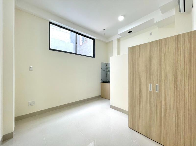 Phòng mới xây cửa sổ thoáng gần hàng xanh, bùi đình túy