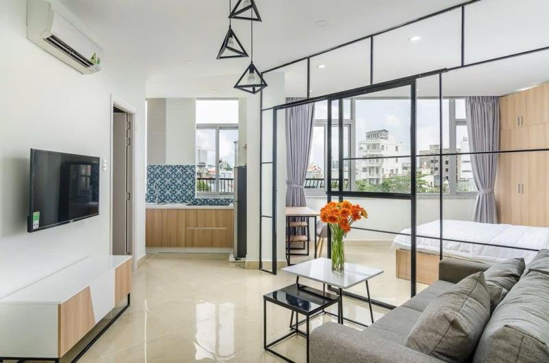Thuê ngay căn hộ tách bếp thoáng mát 50m2 luxury sát q1 an ninh cao - 2