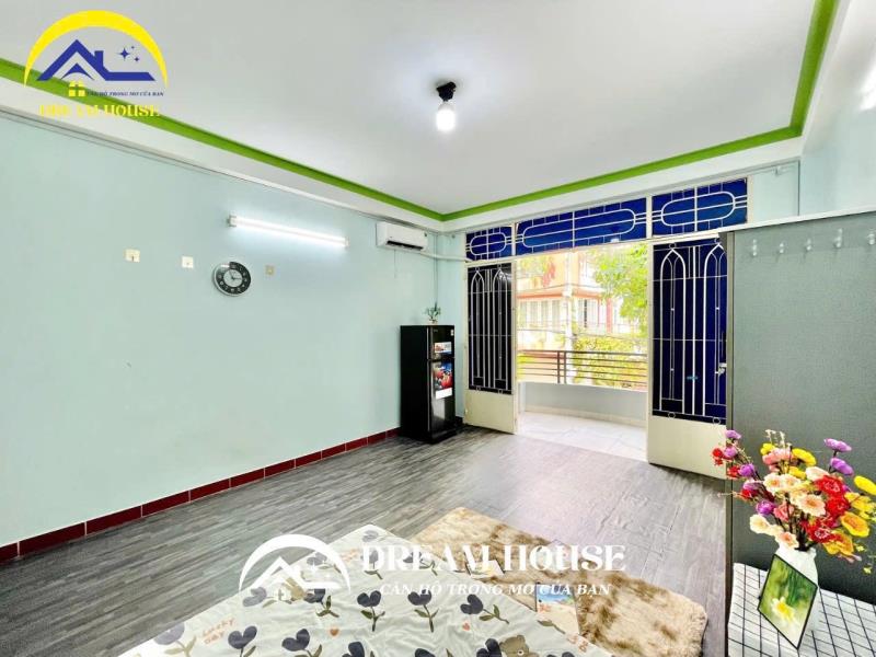 Phòng trọ dạng studio có ban công lớn thoáng, nội thất cơ bản rộng 35m2 - 2