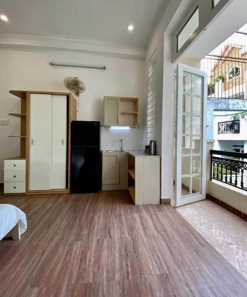Cho thuê căn hộ dịch vụ 1 phòng ngủ có ban công - trục đào duy anh, phú nhuận, tiện đi sân bay, q1,q3 - 2