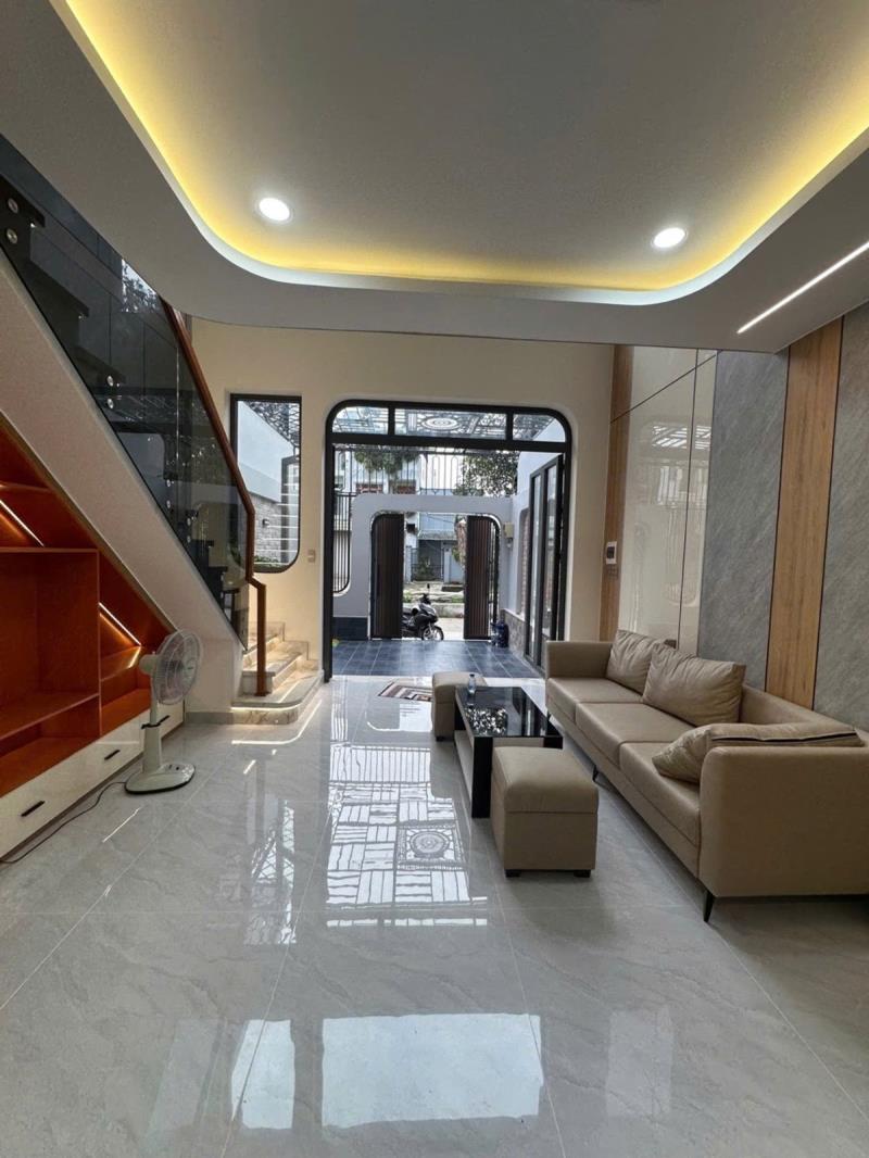 Bán nhà mặt tiền thạnh lộc 72m ngang 5m- 2 tầng - nhà mới nội thất cao cấp - chỉ 5.x tỉ - 3