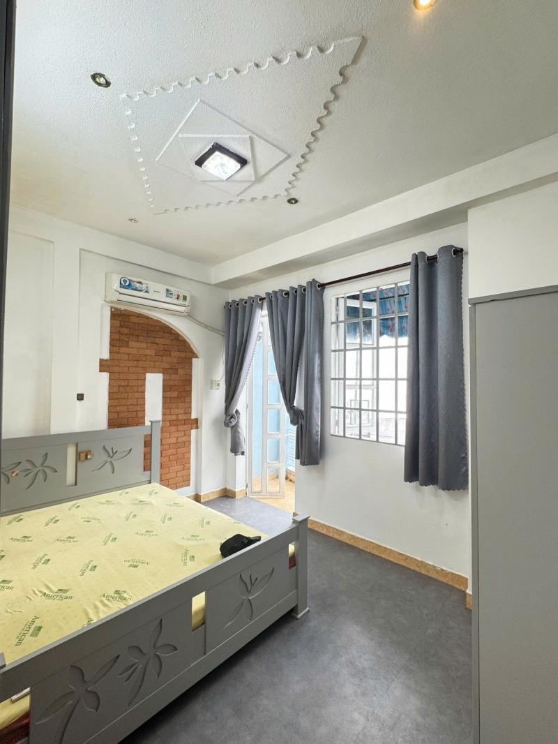  1 phòng ngủ_phòng khách ban công rộng 40m2 máy giặt riêng giáp quận 1_quận 3 ngay phan xích long