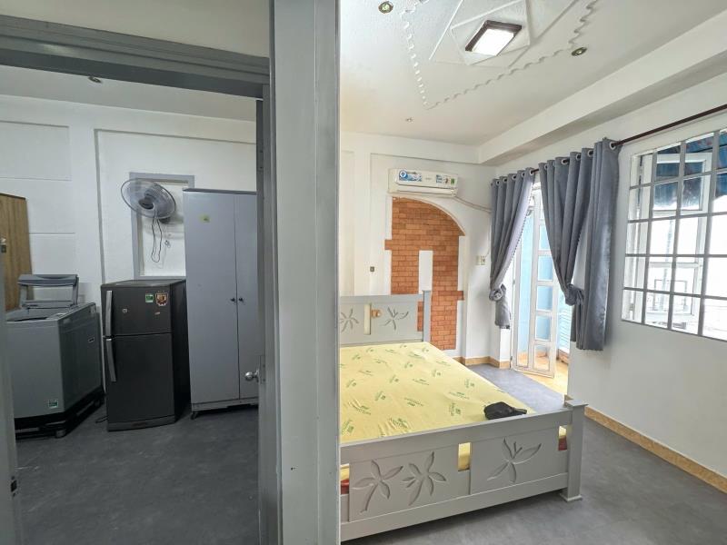  1 phòng ngủ_phòng khách ban công rộng 40m2 máy giặt riêng giáp quận 1_quận 3 ngay phan xích long - 2