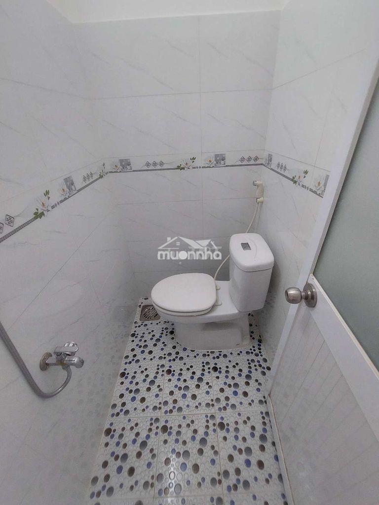 Cho thuê nhà mặt tiền chợ c2 đường phạm hùng dt.3m2×14m } 1 phòng 1 wc - 4