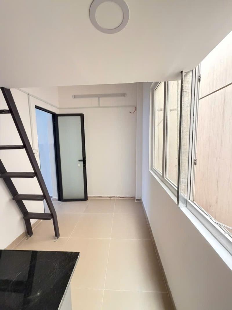 Cho thuê căn hộ duplex (gác) cửa sổ lớn (gần học viện cán bộ) | chu văn an, bình thạnh  - 2