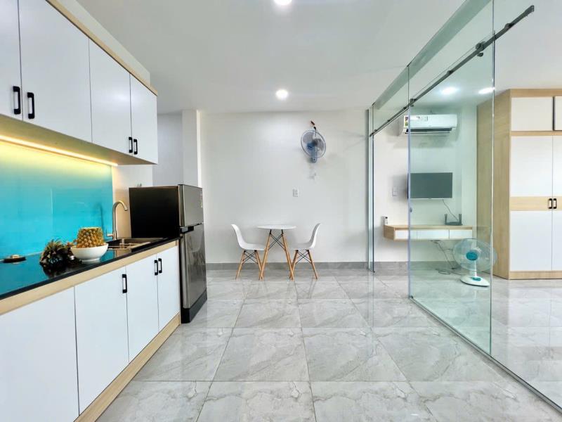 Cho thuê căn hộ 1 phòng ngủ + 1 phòng khách full nội thất ánh sáng tự nhiên ngay thích quảng đức gần sân bay tân sơn nhất giáp quận 1,3 hẻm ô tô , khu an ninh - 4