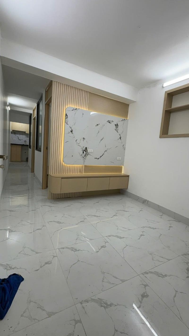 Cho thuê căn hộ tập thể 40m2 - 2 ngủ - phố bùi ngọc dương giá 7tr5 - 3