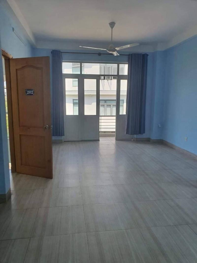 Phòng lớn 40m2, phù hợp ở gia đình, làm văn phòng, ban công rộng thoáng - 4