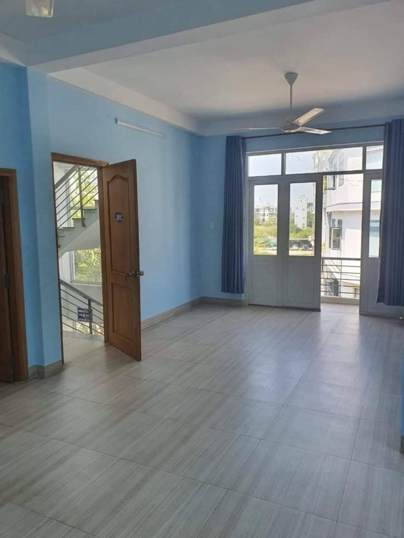 Phòng lớn 40m2, phù hợp ở gia đình, làm văn phòng, ban công rộng thoáng - 2