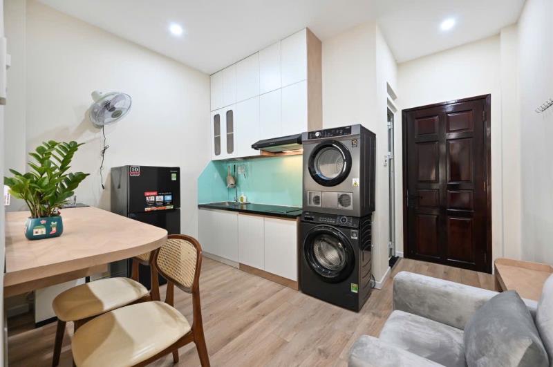 Căn hộ 1 phòng ngủ - 1 phòng khách - cửa sổ siêu lớn - thang máy - ngay mặt tiền đường - 2