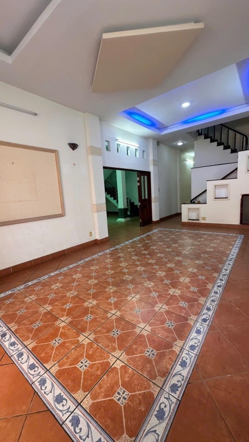 Bán nhà 4 tầng 10 x 25 đường 6m quang trung, ngay sau emart 2, thông đường bờ kênh, 17 phòng rộng - 4