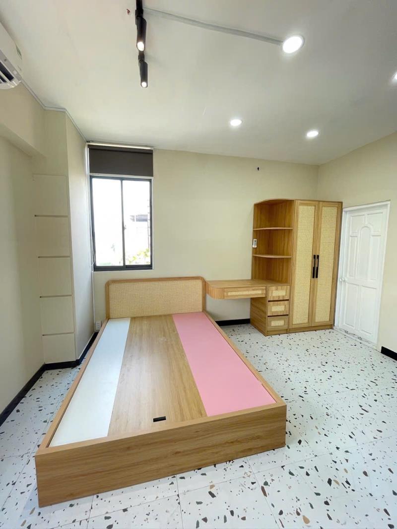Cho thuê phòng ban công, máy giặt riêng 35m2 đường hoa khu phan xích long gần bờ kè, q1 - 4